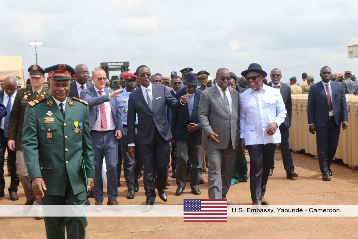 USEmbYaounde's tweet photo. À la base aérienne militaire 101 du Cameroun, le chargé d’affaires John G. Robinson s’est joint au ministre de la Défense, Joseph Beti Assomo, et au ministre de la Santé, Manaouda Malachie, pour une cérémonie d’inauguration célébrant la livraison de deux hôpitaux mobiles offerts par les États-Unis — un engagement de 10 millions de dollars (environ 6 milliards de FCFA) en faveur de la santé et de la sécurité du peuple camerounais.

Ces hôpitaux sont conçus pour être déployés rapidement en cas de crise, afin de garantir que les soins médicaux essentiels parviennent à ceux qui en ont le plus besoin. Le personnel du ministère de la Défense se chargera du déploiement et de la sécurisation des hôpitaux ; les professionnels de santé du ministère de la Santé en assureront le fonctionnement — une véritable capacité d’intervention à l’échelle de l’ensemble du gouvernement.

Nous sommes fiers de nous tenir aux côtés du Cameroun — aujourd’hui et pour toujours. 🇺🇸🤝🇨🇲
#USCameroonPartnership #GlobalHealth #SecurityCooperation #Cameroon #MILGP
@mindefcm @MinsanteCMR