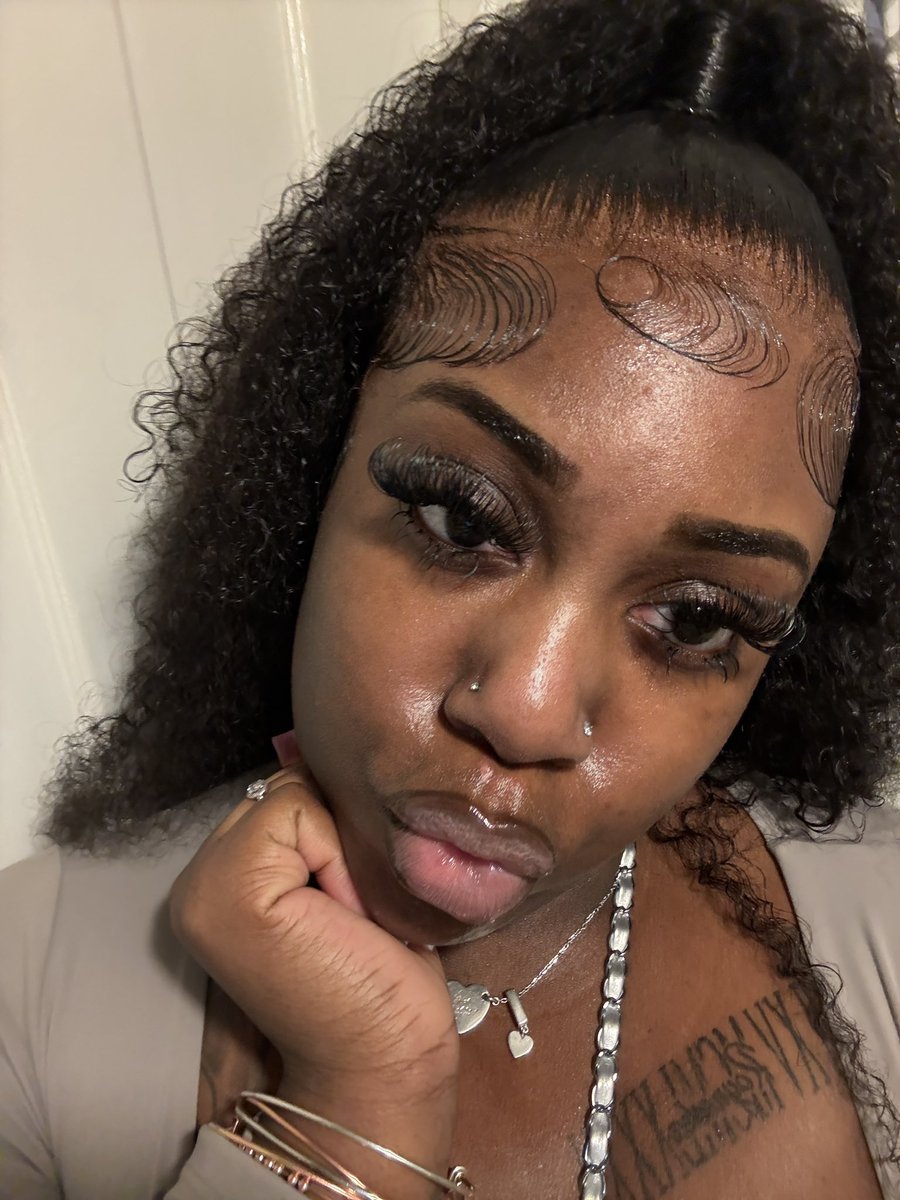 yeaahmariii's tweet photo. I’m honestly so cute and chocolate 😍💋 https://t.co/Q7WRNIqGNF