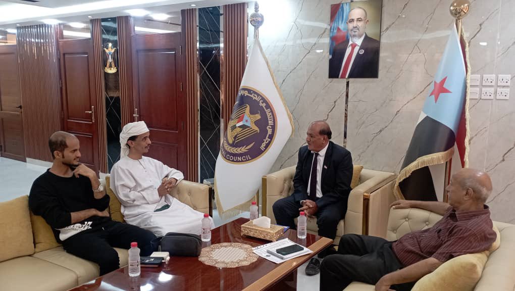NA_OF_STC's tweet photo. هرهرة يستقبل الناشط الإعلامي محمد سالم بافاضل ويطمئن على حالته الصحية

الخميس ٠٩ يوليو ٢٠٢٦ الساعة

استقبل الأستاذ نصر هرهرة، القائم بأعمال رئيس الجمعية الوطنية للمجلس الانتقالي الجنوبي العربي، اليوم الخميس، الناشط الإعلامي محمد سالم بافاضل، للاطمئنان على حالته الصحية، وذلك عقب الإصابة التي تعرض لها خلال فعالية السابع من يوليو التي احتضنتها ساحة العروض بالعاصمة عدن.

واستمع هرهرة، بمعية الدكنور صالح طاهر، القائم بأعمال رئيس مجلس المستشارين، إلى شرح من بافاضل حول ملابسات الحادثة، حيث أوضح أنه تعرض لإصابة في الرأس نتيجة حجر طائش، تزامن مع إطلاق النار الذي شهدته الفعالية، أثناء مشاركته ضمن الحشود الجماهيرية التي قدمت من محافظة حضرموت للمشاركة في إحياء المناسبة الوطنية.

وأعرب هرهرة عن بالغ أسفه للإصابة التي تعرض لها بافاضل، متمنياً له الشفاء العاجل ودوام الصحة والعافية، ومثمناً حضوره ومشاركته الوطنية، وما يجسده ذلك من روح المسؤولية والانتماء للقضية الجنوبية.

وأكد هرهرة أن سلامة المشاركين في الفعاليات الجماهيرية تمثل أولوية، مشيداً بالحضور الجماهيري الكبير الذي شهدته فعالية السابع من يوليو، وبالدور الذي يضطلع به الإعلاميون والناشطون في نقل الحقيقة وتعزيز الوعي الوطني.

من جانبه، عبّر الناشط الإعلامي محمد سالم بافاضل عن شكره وتقديره للأستاذ نصر هرهرة على هذه اللفتة الإنسانية وحرصه على الاطمئنان على حالته الصحية، مؤكداً أن الإصابة لن تثنيه عن مواصلة دوره الإعلامي والوطني في خدمة قضية الجنوب.