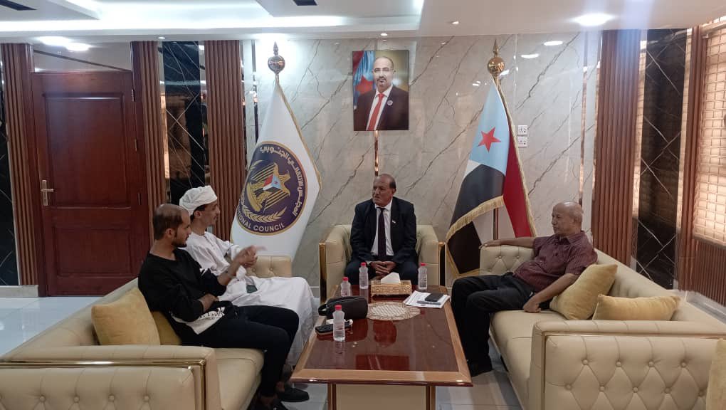 NA_OF_STC's tweet photo. هرهرة يستقبل الناشط الإعلامي محمد سالم بافاضل ويطمئن على حالته الصحية

الخميس ٠٩ يوليو ٢٠٢٦ الساعة

استقبل الأستاذ نصر هرهرة، القائم بأعمال رئيس الجمعية الوطنية للمجلس الانتقالي الجنوبي العربي، اليوم الخميس، الناشط الإعلامي محمد سالم بافاضل، للاطمئنان على حالته الصحية، وذلك عقب الإصابة التي تعرض لها خلال فعالية السابع من يوليو التي احتضنتها ساحة العروض بالعاصمة عدن.

واستمع هرهرة، بمعية الدكنور صالح طاهر، القائم بأعمال رئيس مجلس المستشارين، إلى شرح من بافاضل حول ملابسات الحادثة، حيث أوضح أنه تعرض لإصابة في الرأس نتيجة حجر طائش، تزامن مع إطلاق النار الذي شهدته الفعالية، أثناء مشاركته ضمن الحشود الجماهيرية التي قدمت من محافظة حضرموت للمشاركة في إحياء المناسبة الوطنية.

وأعرب هرهرة عن بالغ أسفه للإصابة التي تعرض لها بافاضل، متمنياً له الشفاء العاجل ودوام الصحة والعافية، ومثمناً حضوره ومشاركته الوطنية، وما يجسده ذلك من روح المسؤولية والانتماء للقضية الجنوبية.

وأكد هرهرة أن سلامة المشاركين في الفعاليات الجماهيرية تمثل أولوية، مشيداً بالحضور الجماهيري الكبير الذي شهدته فعالية السابع من يوليو، وبالدور الذي يضطلع به الإعلاميون والناشطون في نقل الحقيقة وتعزيز الوعي الوطني.

من جانبه، عبّر الناشط الإعلامي محمد سالم بافاضل عن شكره وتقديره للأستاذ نصر هرهرة على هذه اللفتة الإنسانية وحرصه على الاطمئنان على حالته الصحية، مؤكداً أن الإصابة لن تثنيه عن مواصلة دوره الإعلامي والوطني في خدمة قضية الجنوب.