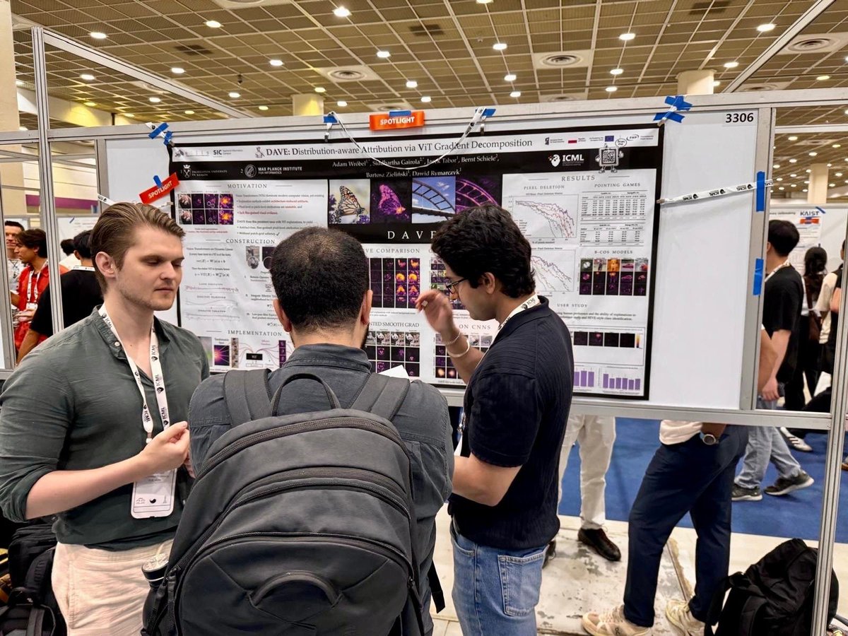 sidgairo18's tweet photo. 🚀We presented our Spotlight🏅 paper DAVE at #ICML2026 .

with: Adam Wrobel, @ddjrym and Bartosz Zieliński.

Arxiv: https://t.co/4rqrverRBL
Code: https://t.co/lUrIpaVPoA

P.S.: Thanks to @shashankska for the photographs 😃 https://t.co/VWLsb4huFA