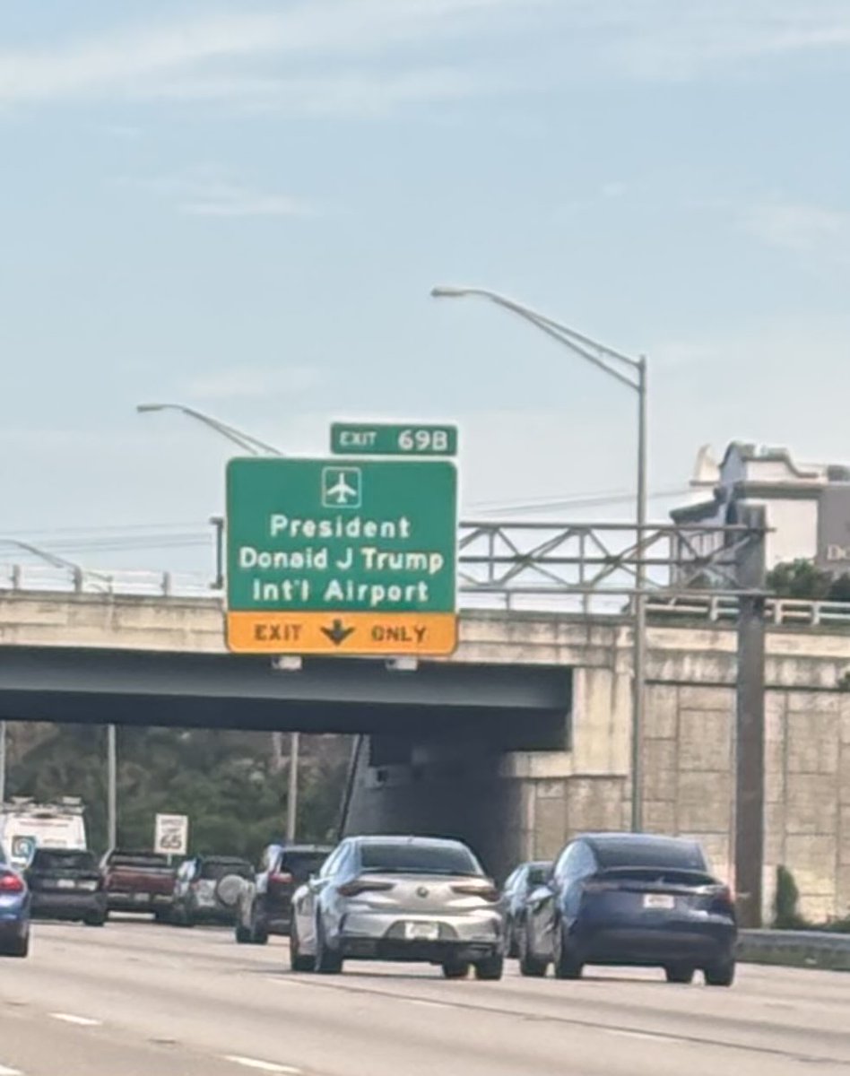 nicoleparkerusa's tweet photo. It’s official. Welcome Donald J Trump International Airport here in West Palm Beach, FL ✈️☀️🏝️ https://t.co/rHrGw5Tpqk