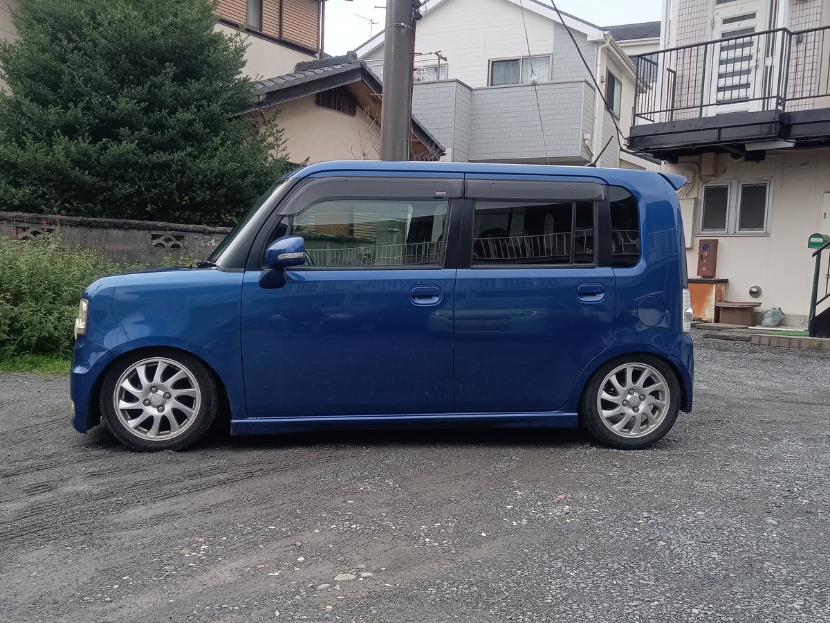 b3_haruharu's tweet photo. 1枚目左がムーヴコンテの純正リアサス、右はmh21ワゴンRの純正リアサスでザックリ計測で１３センチ程度短いのよ。
そして何故かワゴンRの純正リアサスが無加工ポン出来ちゃうムーヴコンテもとい、ダイハツ車。スズキ純正足入れたらこんだけ下って快適だし、普段乗りならじゅうぶんカッコイイだろこれ https://t.co/oQjadDLpdX