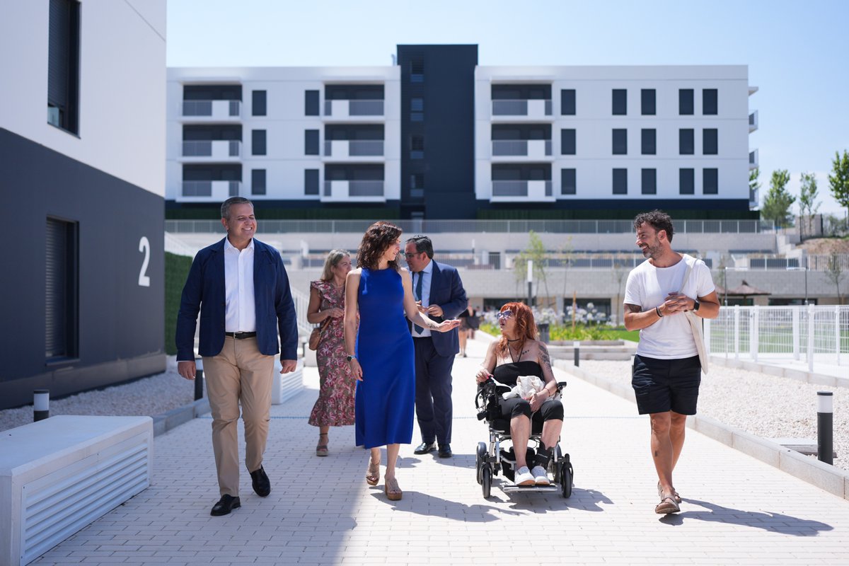 viviendaCMadrid's tweet photo. 🏠 La presidenta @IdiazAyuso entrega las llaves de 524 viviendas del #PlanVive en #BoadilladelMonte: “Es la apertura a nuevos proyectos y oportunidades”

➡️ Hasta 12 municipios tienen ya hogares disponibles de esta iniciativa de alquiler asequible.

+Info: https://t.co/U4ETchKy0a https://t.co/rxWmpNcnGW