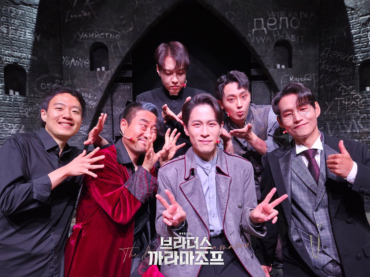 orchardmusical's tweet photo. 뮤지컬 #브라더스까라마조프
🥀 단체사진 공개

7월 9일 목요일 20시, 오늘의 까라마조프가.

표도르 파블로비치 까라마조프 ㅣ 김주호
드미트리 표도르비치 까라마조프 ㅣ 이형훈
이반 표도르비치 까라마조프 ㅣ 강정우
알렉세이 표도르비치 까라마조프 ㅣ 황민수
스메르쟈코프 ㅣ 강하경
피아니스트  |  조영훈

우리 몸에 살고 있는 폭풍
𝐌𝐔𝐒𝐈𝐂𝐀𝐋 𝐁𝐑𝐎𝐓𝐇𝐄𝐑𝐒 𝐊𝐀𝐑𝐀𝐌𝐀𝐙𝐎𝐕
𝟐𝟎𝟐𝟔.𝟎𝟓.𝟏𝟐-𝟎𝟗.𝟎𝟔
NOL 씨어터 대학로 우리투자증권홀