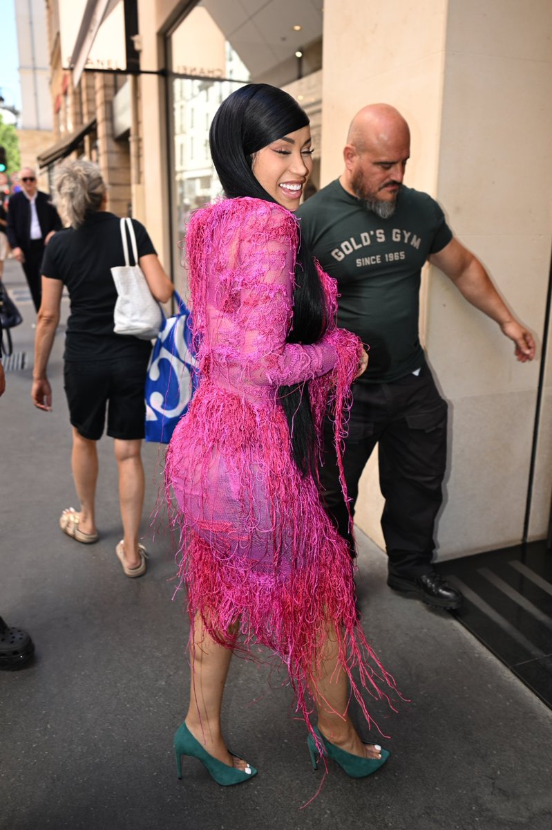 CardiBCom's tweet photo. Cardi does a little Retail Therapy in Paris as she shops at Hermès and Chanel (07.09.26)

🔗: https://t.co/41N5dfUmZm https://t.co/SFjiqIg6OP