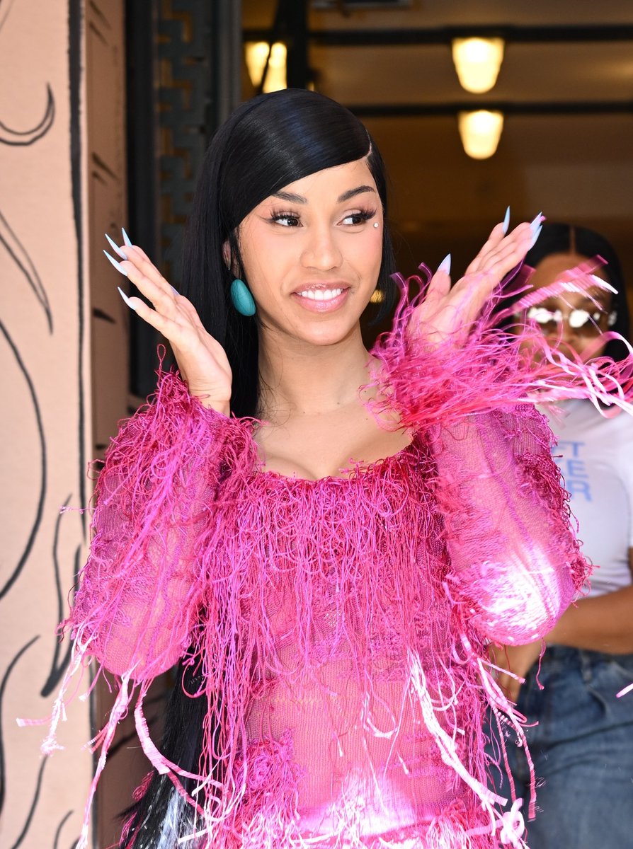 CardiBCom's tweet photo. Cardi does a little Retail Therapy in Paris as she shops at Hermès and Chanel (07.09.26)

🔗: https://t.co/41N5dfUmZm https://t.co/SFjiqIg6OP