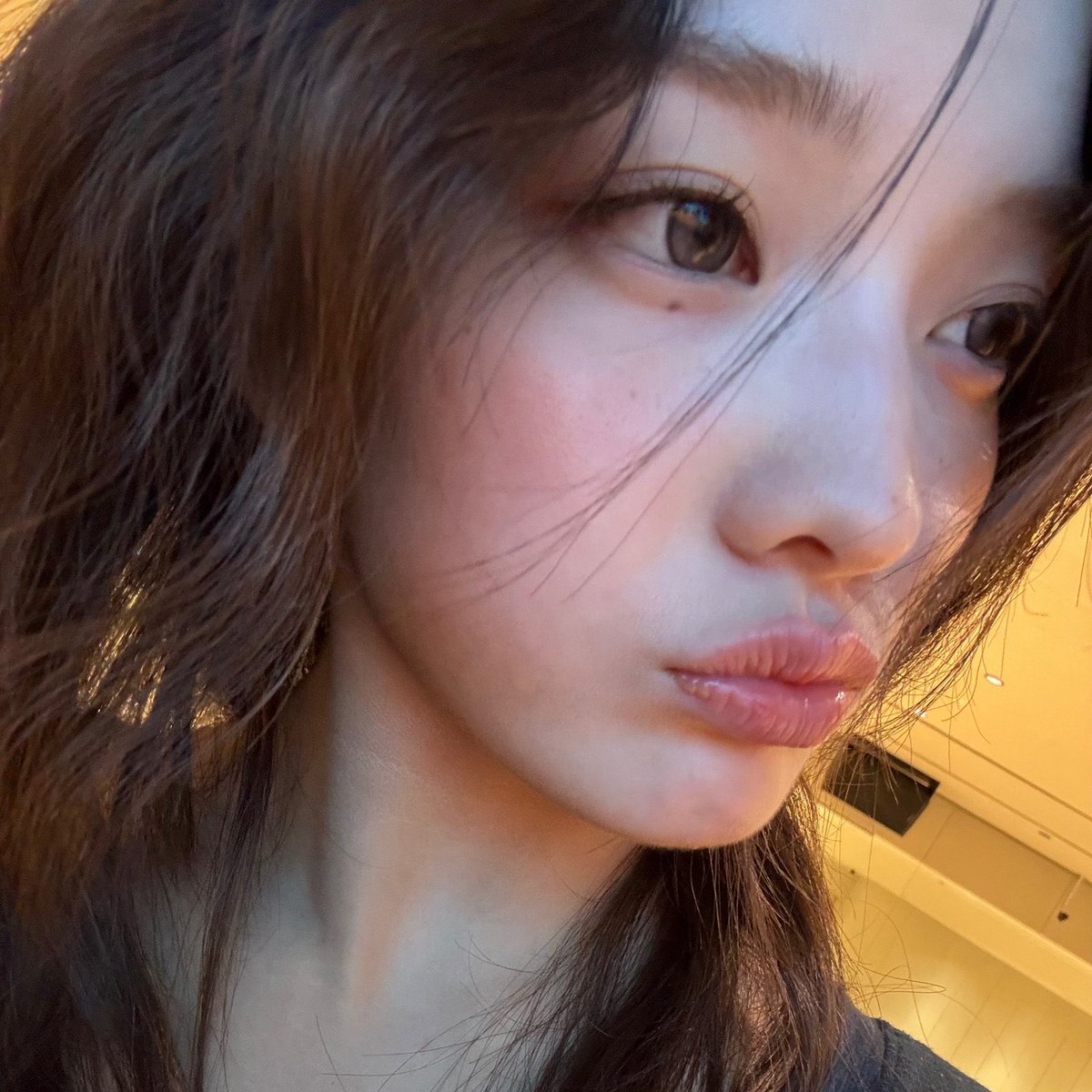 irohazzang's tweet photo. 이로하 눈물점 잇는 게 진짜…… 
느낌 조은 희귀 미인 얼굴의 완성 https://t.co/pQ2dqSNVGG