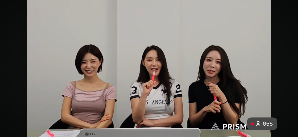 Rlaeunsol165's tweet photo. 260708 브브걸 언니들 라이브 🦖🐰🐹
쁘망진창 진짜 귀여워 😝
.
.
#브브걸 #bbgirls #KHL #bbee #minyoung #eunji #yuna #bodywave https://t.co/Rfachi61Gn