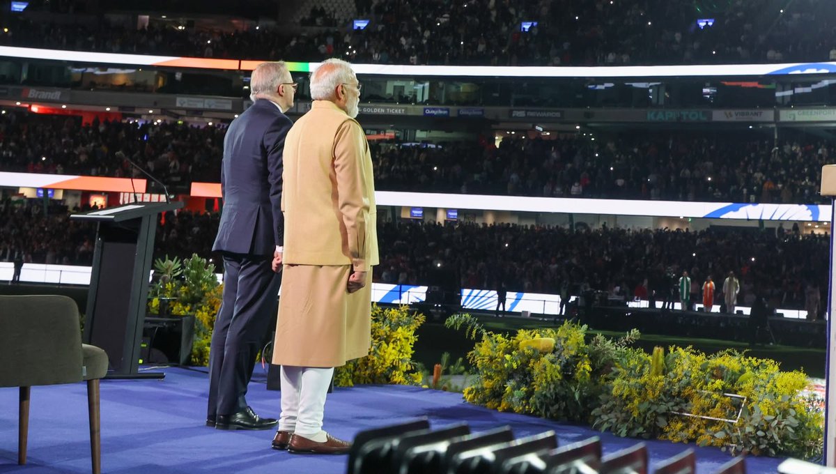 BJP4India's tweet photo. 𝐌𝐞𝐥𝐛𝐨𝐮𝐫𝐧𝐞 𝐣𝐮𝐬𝐭 𝐰𝐢𝐭𝐧𝐞𝐬𝐬𝐞𝐝 𝐚 𝐡𝐢𝐬𝐭𝐨𝐫𝐢𝐜 𝐦𝐨𝐦𝐞𝐧𝐭. 🇮🇳

Thunderous chants of "Modi, Modi" echoed across the city, reflecting the overwhelming enthusiasm of the Indian diaspora in Australia.

Glimpses. 🔽 https://t.co/nNt5qW1Cjp