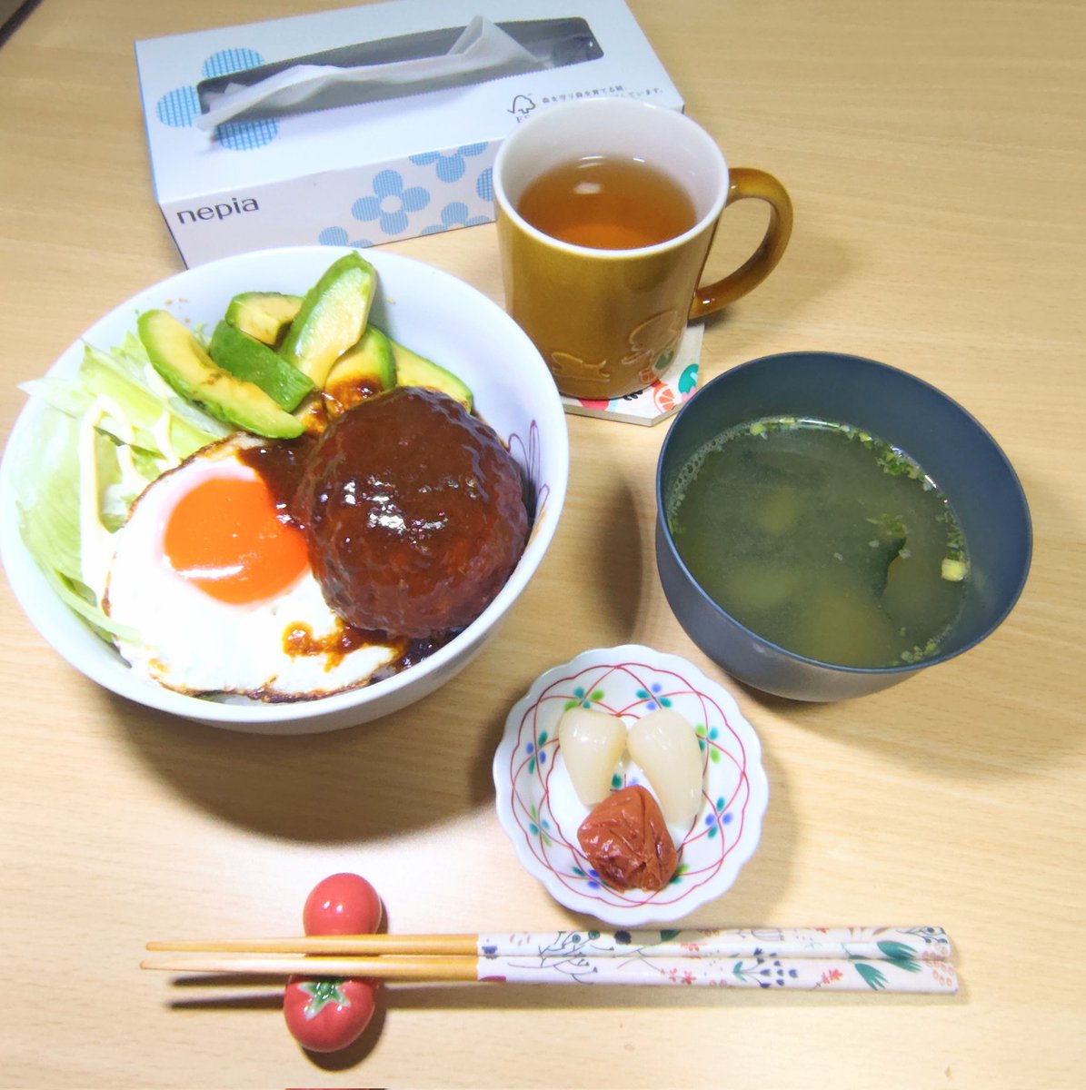cookingnachi's tweet photo. おうち居酒屋 なち🏮まかない〜
今日は晴れて一気に夏🌻でしたねぇ😅  皆さんお疲れ様でした🙇‍♀️
さっ、今日はノンアルデー…なんですけど😅時間が無い😂
今日は手抜きで、スーパーのハンバーグでロコモコ丼です😅
では頂きます😋🙏 https://t.co/NEltyOAHox