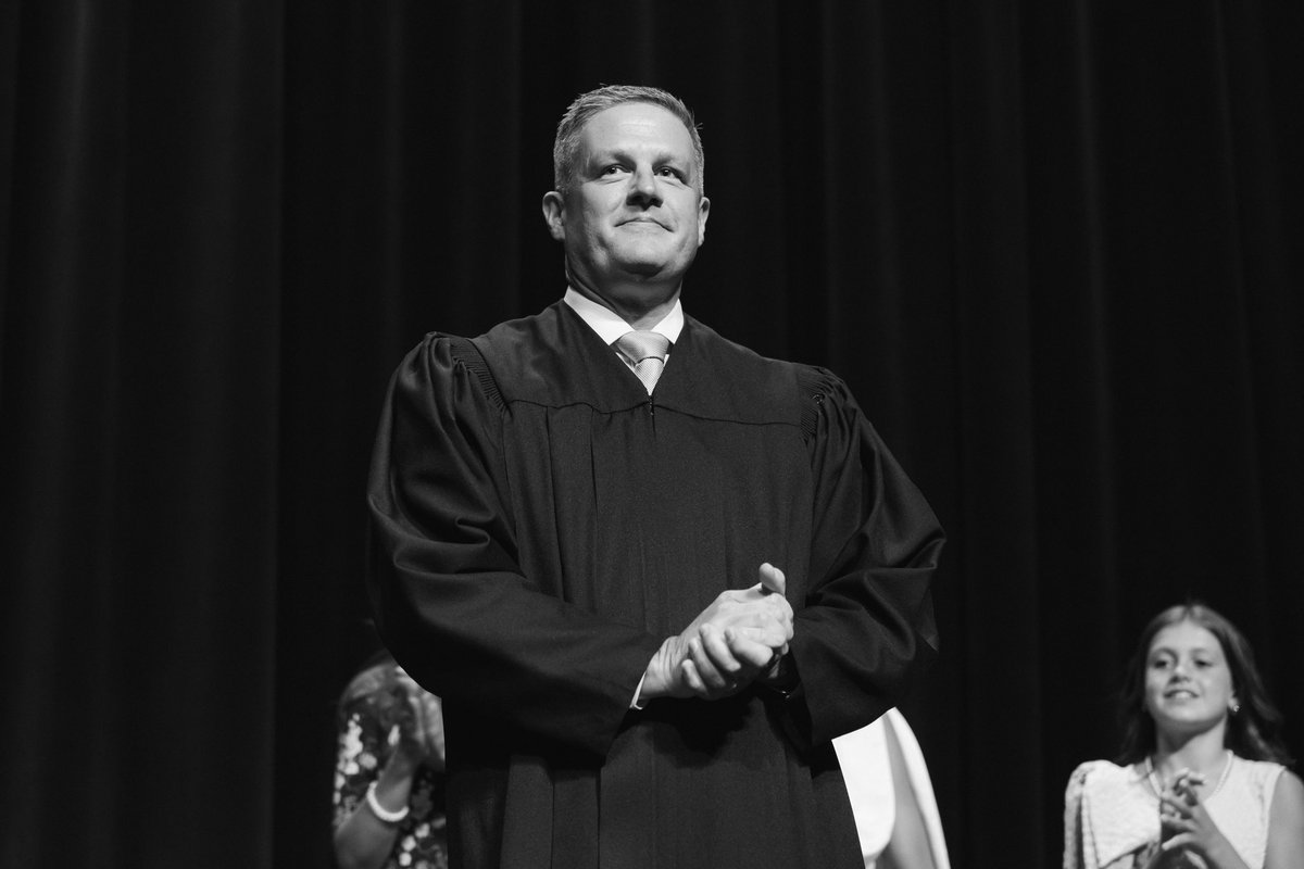 GovBillLee's tweet photo. Honored to administer Justice Kyle Hixson’s oath of office and officially welcome him to the Tennessee Supreme Court.

Justice Hixson has dedicated his career to serving Tennesseans, and I’m confident he will continue to lead with integrity on our state’s highest court. https://t.co/jMAqCLnPWk