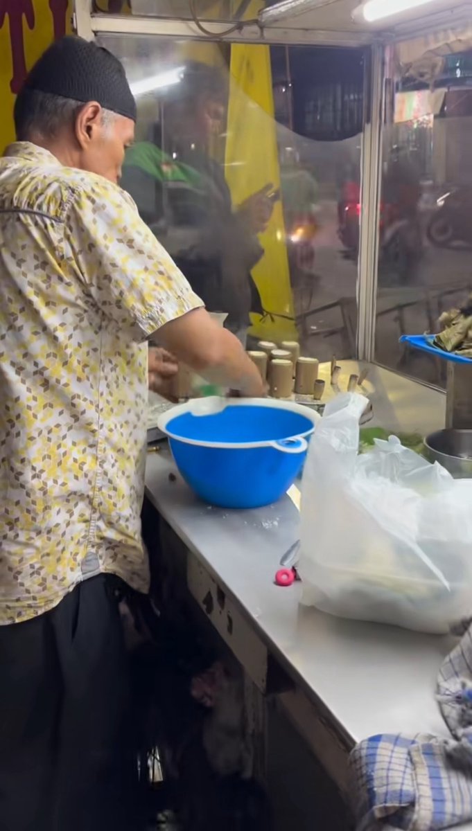 KopiSusuu23's tweet photo. X do your magic!!!
Jadi hari ini aku pengen makan sate padang, nah pas lewat aku lihat gerobak jualan kue putu, awalnya aku belum tahu yg jual kue putu medan ini sudah tua. Akhirnya setelah selesai beli sate aku menuju ketempat jual kue putu. Pas udah mulai deket aku langsung sedih gaiss,ternyata yg jual kakek dan nenek yg udah sepuh menurut aku. Huhu aku langsung sedih banget 😭. Gess kalau kalian lewat di jalan muwardi II daerah grogol, tolong dibeli ya gess. semoga bisa membantu mereka🙏