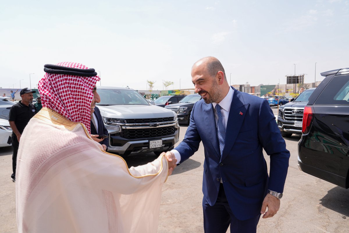 ekgyoas's tweet photo. Hayat Mekke Projemizde satış sürecini Mekke Satış Ofisi’nin açılışıyla başlattık.

Emlak Konut GYO ile Suudi Arabistan Belediyeler ve Konut Bakanlığı’na bağlı National Housing Company (NHC) iş birliğiyle hayata geçirilen Hayat Mekke Projesi kapsamındaki Mekke Satış Ofisi’nin açılışı; Çevre, Şehircilik ve İklim Değişikliği Bakan Yardımcımız Sayın Ömer Bulut, Türkiye’nin Suudi Arabistan Büyükelçisi Prof. Dr. Emrullah İşler, Suudi Arabistan Belediyeler ve Konut Bakan Yardımcısı Sayın Abdulrahman Al-Tawil, Genel Müdürümüz Sayın Yasir Yılmaz, MÜSİAD Genel Başkanı Sayın Burhan Özdemir, NHC Batı Bölgesi Genel Müdürü Sayın Nedal Alem ile iki ülkenin kamu ve sektör temsilcilerinin katılımıyla gerçekleştirildi.

Yaklaşık 400 milyon dolar yatırım büyüklüğüne sahip Hayat Mekke projesi; 1.014 villadan oluşan, eğitim, sağlık ve ibadet alanları ile ticari ve sosyal donatıları bir araya getiren örnek bir yaşam projesi olarak hayata geçiriliyor.

Çevre, Şehircilik ve İklim Değişikliği Bakanımız Sayın Murat Kurum’un Riyad’da gerçekleştirdiği temasların ardından, Hayat Mekke projesinin yüzde 25’lik bölümü için, başta ülkemiz olmak üzere uluslararası yatırımcılara yönelik satış hazırlık süreci başlatıldı.