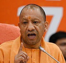 Radical_Amit's tweet photo. अगर यह SSP सस्पेंड नहीं होता है तो अगली बार जब कोई भाजपा वाला वोट मांगने आए तो उनसे भी आप उसी भाषा में बात करना जिस भाषा में कल यह SSP Avinash Pandey प्रोटेस्ट कर रहे दलितों से बात कर रहा था। 

भाजपा को यह नहीं भूलना चाहिए कि उसके पास जो 255 सीटें हैं, उनमें से 99 सीट्स का winning margin दलितों के वोट्स से कम है। जिसका मतलब है कि अगर सभी 99 सीटों पर दलितों ने भाजपा के अलावा किसी अन्य दल को वोट दे दिया तो भाजपा फिर से गर्त में चली जाएगी।
