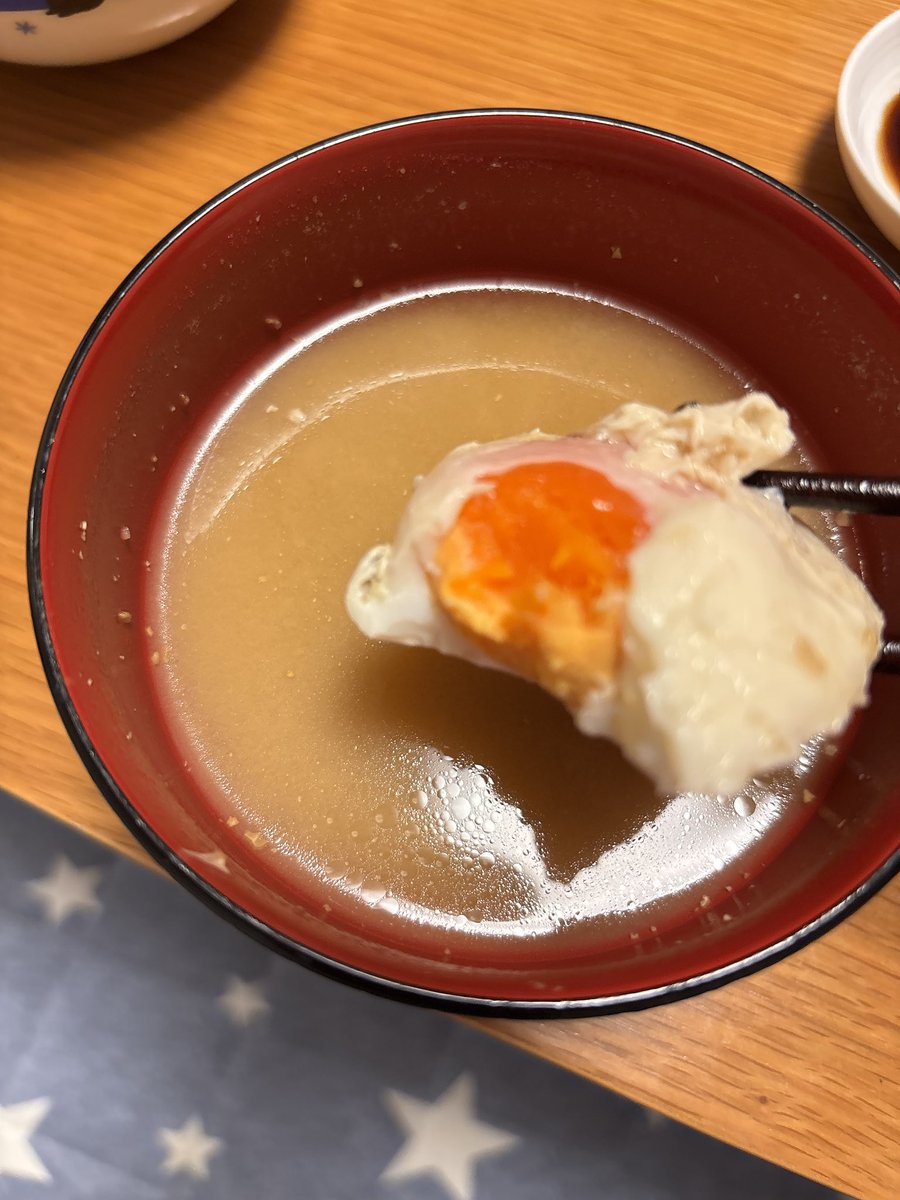 keiponstar's tweet photo. 今日の晩御飯！

いつもの先輩に合わせて定時で帰り、
東京駅のアサヒビールでちょっと飲んで🤣
期間限定ショップでチーズサンドを買ってあげた🤣🤣🤣
(あ、お子さんや奥さんも食べるからよし！)

なので、早く帰れたので駅前で刺身(カンパチ)を買って、味噌汁は卵とヘンプシード！
美味しかった😋 https://t.co/HnuBW9a36L