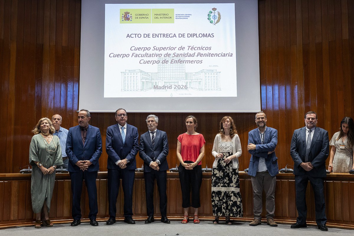 interiorgob's tweet photo. Grande-Marlaska asiste, junto con @Monica_Garcia_G, a la clausura del curso de nuevos profesionales de IIPP en @sanidadgob. 💼

🗣️ 116 especialistas, 84 mujeres y 32 hombres, que "consolidan la creciente y necesaria presencia de mujeres en el ámbito penitenciario". 🏛️🩺 https://t.co/VEWZ1VIlva