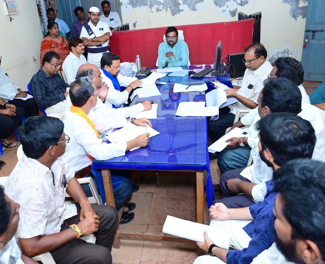 krishnadgoap's tweet photo. గురువారం మచిలీపట్నం నార్త్ మండల తహశీల్దార్ కార్యాలయంలో మచిలీపట్నం నియోజకవర్గ వివిధ రాజకీయ పార్టీల ప్రతినిధులతో కలెక్టర్ గారు సమావేశం నిర్వహించారు . ( 2 / 4 ) #KrishnaDistrict #ECI #CEOAndhra #SIRAP https://t.co/9qvRSOENGj