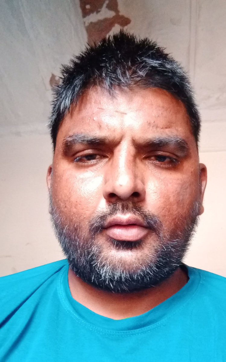 JATbera1's tweet photo. 🎗️ महेंद्र मुंडेल की कैंसर जर्नी महेंद्र मुंडेल की कलम से ✍️

यह संदेश हर कैंसर मरीज तक जरूर पहुँचाएँ।

एक समय था जब मैं एक हट्टा-कट्टा, तंदुरुस्त नौजवान था। सपनों की ऊँची उड़ान भर रहा था, भविष्य के सुनहरे सपने बुन रहा था। लेकिन अचानक एक दिन ब्लड कैंसर (ALL) ने मेरी ज़िंदगी की दिशा ही बदल दी। ऐसा लगा जैसे किसी ने मेरे सपनों की डोर एक झटके में काट दी हो। सपने बिखर गए, हौसला टूट गया और मैं भी अंदर से बिखर गया।
कुछ समय तक सब कुछ छोड़ देने का मन हुआ। लेकिन फिर माता-पिता का चेहरा, बच्चों की मुस्कान और अपने अधूरे सपने याद आए। मैंने फैसला किया कि हार नहीं मानूँगा, लड़ूँगा और जीतकर दिखाऊँगा।
इसके बाद शुरू हुआ 7 वर्षों का लंबा संघर्ष। गाँव से जोधपुर, जोधपुर से अहमदाबाद... जितने दिन डॉक्टर रोकते, अस्पताल में रहता और छुट्टी मिलते ही वापस गाँव लौट आता। गले में दवाइयों का बैग और दिल में सिर्फ एक जिद कि कैंसर को हराना है।

इस सफर में न जाने कितनी कठिनाइयाँ आईं। कई बार रिपोर्ट अच्छी आती, कई बार बहुत खराब। लेकिन मैंने कभी अपने परिवार को परेशान नहीं होने दिया। अच्छी रिपोर्ट उन्हें दिखा देता और खराब report अपने तक ही सीमित रखता। घर वाले पूछते, doctor ने क्या कहा? तो मेरा हमेशा एक ही जवाब होता सब ठीक है। उनके चेहरे की खुशी देखकर मुझे भी नई ताकत मिल जाती थी।

आखिरकार 2017 में शुरू हुई यह जंग 2022 में मेरी जीत के साथ खत्म हुई। मैंने ब्लड कैंसर को हमेशा के लिए टाटा... बाय-बाय... अलविदा कह दिया।

हाँ, मैंने कैंसर को हरा दिया, लेकिन इस लड़ाई ने मुझे शारीरिक, मानसिक और आर्थिक रूप से पूरी तरह निचोड़ दिया। फिर भी कोई अफसोस नहीं, क्योंकि आज मैं अपने बच्चों और परिवार के साथ हूँ। यही मेरी सबसे बड़ी जीत है।

इस कठिन सफर में मेरी प्यारी बहन और मेरे जीजाश्री ने जो साथ दिया, उसे मैं जीवनभर नहीं भूल सकता। मेरी जीत में जितनी मेरी जिद थी, उतना ही उनका विश्वास और सहयोग भी था।

आज मैं हर कैंसर मरीज से सिर्फ एक बात कहना चाहता हूँ
कैंसर का नाम एक कान से सुनो और दूसरे कान से बाहर निकाल दो। डर को अपने मन में जगह मत दो। खुद चट्टान बनकर बीमारी का सामना करो। जब इंसान की जिद मजबूत होती है, तो सबसे बड़ी बीमारी को भी हार माननी पड़ती है।
कितनी भी बड़ी बीमारी क्यों न हो, यदि हौसला बुलंद हो, आत्मविश्वास अटूट हो और परिवार का साथ हो, तो जीत निश्चित है।
हार बीमारी की नहीं, हिम्मत की होती है। इसलिए हिम्मत कभी मत हारिए।

🙏 सभी कैंसर योद्धाओं को मेरा सलाम। आप अकेले नहीं हैं। लड़िए, डटे रहिए और विश्वास रखिए एक दिन जीत आपकी होगी।