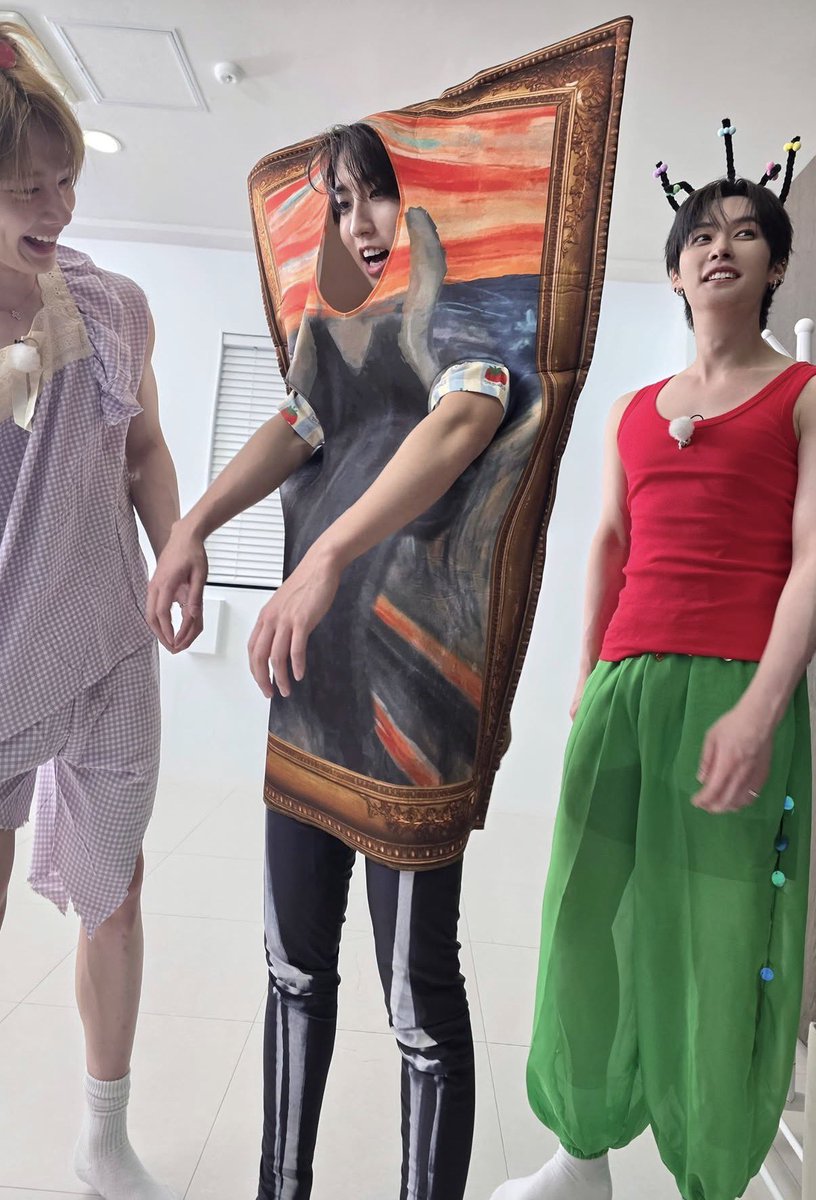 hanttps's tweet photo. i didnt even realise lino’s pants were see through…… https://t.co/fxAoiuSNd3