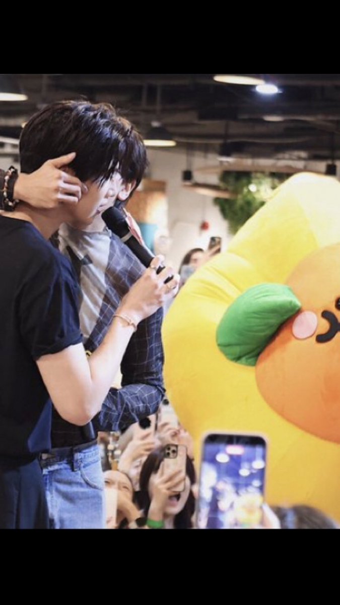 Niniel24's tweet photo. 🐻‍❄️: and in the end❤️‍🔥
to you …  the one who planted a sunflower in my heart 
while i was never fortunate enough to care for it 🌻
//////
Always proud of you both. May your sunflower never stop blooming. Forever together🌻

#JoongDunk  #จุงดัง @ChenRcj @dunknatachai https://t.co/gPTm0osCwn