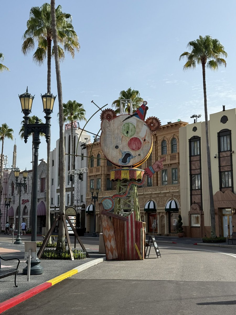 SpeculationMatt's tweet photo. Here we go! We have our first set piece of the year! The carnival is coming to life in Hollywood! #HHN35 #HHN https://t.co/khVdGCQUoT