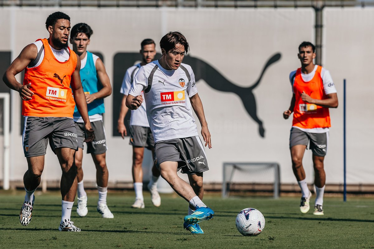 valenciacf_en's tweet photo. 📸 Pre-season training https://t.co/UeNCUH2Z8t