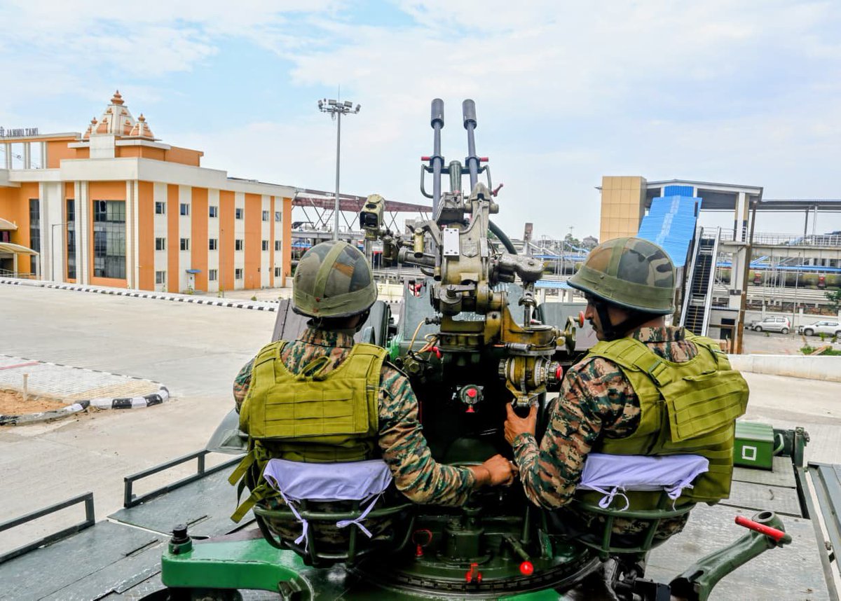 RisingStarCorps's tweet photo. #IndianArmy
#StrongAndCapable

#GOC #RisingStarCorps reviewed the operational readiness of troops deployed for #SANJY26. He assessed response mechanism and combat readiness of troops and 
commended all ranks for their unwavering professionalism, steadfast commitment and inter agency coordination to achieve mission accomplishment.

@adgpi 
@WesternComd_IA