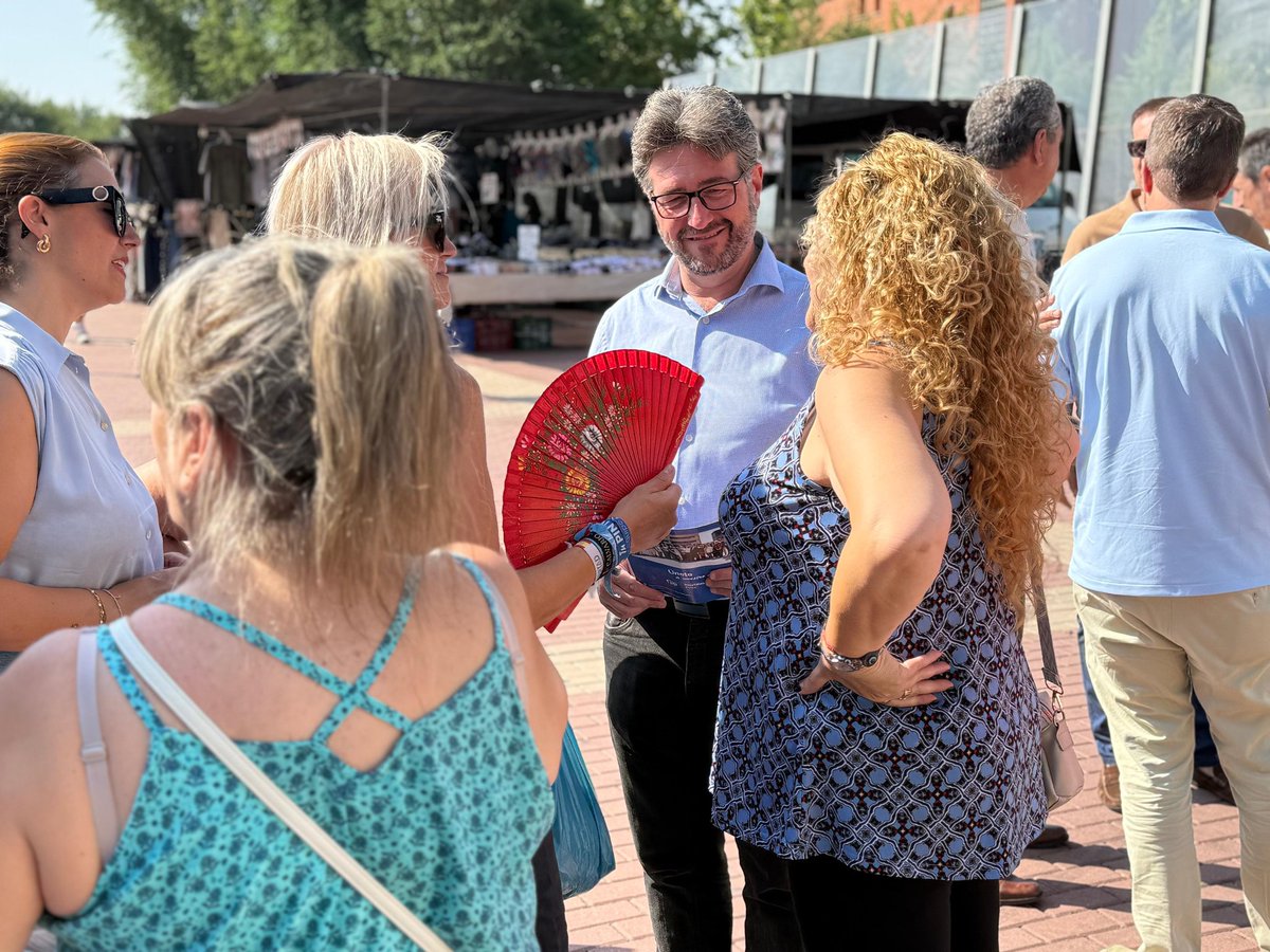 popularespinto's tweet photo. 💙 Hoy hemos estado en el mercadillo municipal explicando a los vecinos los logros de estos 3 años de gobierno de @popularespinto.

✅ Hemos puesto #PintoEnMarcha, protegiendo a las familias, dando oportunidades a los jóvenes y mejorando el bienestar de nuestros mayores💪🏻 https://t.co/Oe5M2GjwSV