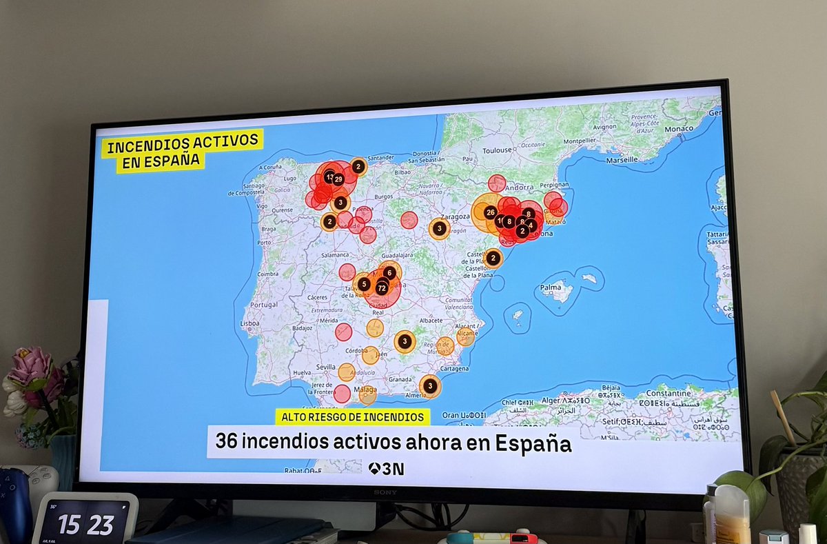 merih_94's tweet photo. Hace unas semanas @Javiiiiii20 creó una página web para monitorizar los incendios en tiempo real y hoy ha aparecido en las noticias de @A3Noticias 🙉

(Aunque no han puesto la fuente)

https://t.co/YCFv8hxRnI 🤓👍🏻 https://t.co/bumcEu9ztl