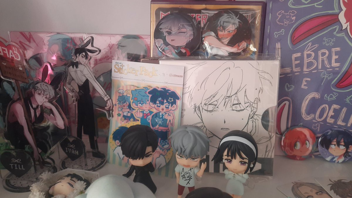 calcinhadoivan's tweet photo. att da prateleira e oficialmente nao tenho espaço 

+ meus nendos e dvd do till que chegaram ontem https://t.co/b49f7MAjEb