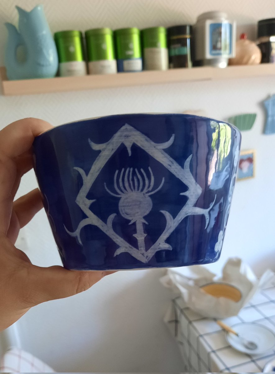 Hisoscella's tweet photo. The little bowl I painted a few weeks ago ! The motif is inspired by medieval cement tiles (and sword crossing of course) https://t.co/F8tvE0bYOu