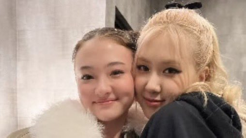 filmrosiee's tweet photo. rosé supporting meovv and her little sister 🥹 https://t.co/a7C0rj7zjV