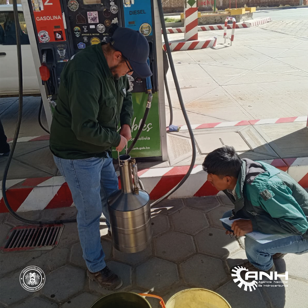 AnhBolivia's tweet photo. La Dirección Distrital #Oruro de la ANH realizó controles de infraestructura, seguridad y volumen correcto en estaciones de servicio de Huari, fortaleciendo las acciones de fiscalización para una comercialización de combustibles conforme a la normativa vigente. https://t.co/98VQL5sSz8