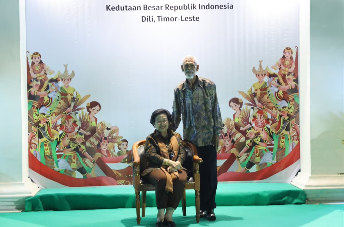 GunRomli's tweet photo. Bersua di KBRI Dili: Ibu Megawati Peluk Batin Eks Kader PDI Timor Timur yang Tetap Setia di Tengah Dinamika Sejarah

 Silaturahmi Haru Komunitas WNI di Timor-Leste: Ibu Megawati Gaungkan Kebanggaan Nasional dan Dengar Refleksi Jajak Pendapat 1999

 Gelar Ramah Tamah di Dili, KBRI Satukan Ibu Megawati dengan Ratusan WNI dan  Simpatisan yang Rawat Persaudaraan

DILI – Kedutaan Besar Republik Indonesia (KBRI) di Timor-Leste menggelar acara makan malam dan ramah tamah hangat yang mempertemukan Presiden Kelima RI, Prof. Dr. Megawati Soekarnoputri, dengan ratusan warga negara Indonesia (WNI) yang bermukim di Kota Dili dan sekitarnya. 

Acara silaturahmi ini juga dihadiri oleh keluarga besar Ibu Megawati termasuk Puti Guntur Soekarno serta Romy Soekarno. Hadir juga jajaran elite PDI Perjuangan seperti Sekjen Hasto Kristiyanto dan Ketua DPP Bintang Puspayoga, Ahmad Basarah, Andreas Pareira, dan Andi Widjajanto.

Di Rumah KBRI Dili, Kamis (9/7/2026) waktu setempat, hadir juga  barisan warga lokal Timor-Leste yang merupakan mantan pengurus PDI Timor Timur sebelum referendum pemisahan tahun 1999.

Ibu Megawati mengaku merasa sangat tersentuh karena berada di gedung KBRI Dili berasa seperti sedang berada di rumah sendiri. Ia meminta agar gedung KBRI selalu terbuka lebar dan menjadi rumah yang mengayomi seluruh rakyat Indonesia di sana. 

Selain itu, Ibu Megawati juga mengingatkan seluruh warga yang hadir untuk selalu menjaga kehormatan bangsa dan bangga dengan identitas Indonesia sebagai negara kepulauan terbesar di dunia.

Di tengah suasana hangat tersebut, atmosfer berubah menjadi takzim ketika beberapa perwakilan eks pengurus PDI masa lalu diberikan kesempatan naik ke atas panggung untuk membagikan refleksi dan catatan sejarah mereka.

Testimoni pertama dibawakan oleh Martin Anastasio, mantan pengurus PDI Perjuangan Timor Timur periode 1996–2000. Dengan suara bersemangat, Martin mengenang kembali beratnya dinamika politik serta berbagai upaya tekanan dan intimidasi yang harus dihadapi para pengurus partai di daerah menjelang gejolak referendum 1999.

Di tengah berbagai situasi sulit yang menguji kesetiaan tersebut, Martin menegaskan bahwa dirinya bersama pengurus lain memilih untuk tetap teguh mematuhi Anggaran Dasar dan Anggaran Rumah Tangga (AD/ART) organisasi serta instruksi pusat dari Ketua Umum. 

"Saya tetap memilih jalan organisasi. Saya lebih rela meminta Mama Megawati harus hadir langsung ke Timor Timur saat itu untuk membantu meneduhkan situasi dan menyelesaikan permasalahan yang ada," ungkap Martin yang langsung memicu tepuk tangan riuh.

Kesaksian lain datang dari Cesar Aleixo Brandao, mantan Ketua Ranting PDI-P Kecamatan Atauro (Pulau Kambing). Begitu mendengar info dari Sekretaris PDI Provinsi kala itu, Roni Hutagaol, bahwa "Mama Mega" mendarat di Dili, Cesar rela bertaruh menyeberangi lautan selama tiga jam menggunakan kapal dari Pulau Atauro demi bisa hadir di KBRI.

Cesar menceritakan kisah perjuangannya yang penuh risiko saat menghadapi berbagai interogasi dan penahanan dari aparat keamanan setempat di masa lalu akibat situasi politik Dili yang memanas. Karena bersikers memegang mandat "jalan tengah" yang mengedepankan perdamaian sesuai arahan Ibu Megawati, Cesar harus melewati masa-masa sulit di dalam tahanan.

"Saya mengalami banyak sekali ujian fisik dan mental saat itu, tapi saya bersyukur karena Tuhan Yang Mahakuasa tetap melindungi saya," ujar Cesar sambil menahan haru.

Dalam kesempatan itu, Cesar turut membuka catatan yang terjadi pada bulan Juli sebelum referendum 1999. Di bawah pantai kawasan Farol, Ibu Megawati sempat menggelar pertemuan singkat selama 15 menit dengan para calon legislatif lokal untuk memberikan arahan internal. Di sanalah, Ibu Megawati menyampaikan pesan kedamaian yang mendalam yang hingga kini disimpan rapat di dalam dada Cesar.