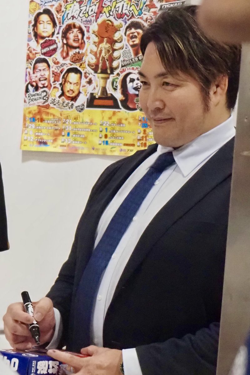 leo_ole8's tweet photo. 100人神ファンサなサイン会を終えた後、急遽1日店長も務めてくれた棚橋社長。
サインしたり、商品を袋詰めしたり、写真に応じたり…。

サナエも、ヒロシも、みんなのために、自分のために、働いて働いて働いて働いて働いて、参ります！！！💪

#G1CLIMAX36 #njpw #棚橋弘至 https://t.co/t6yOer70qf