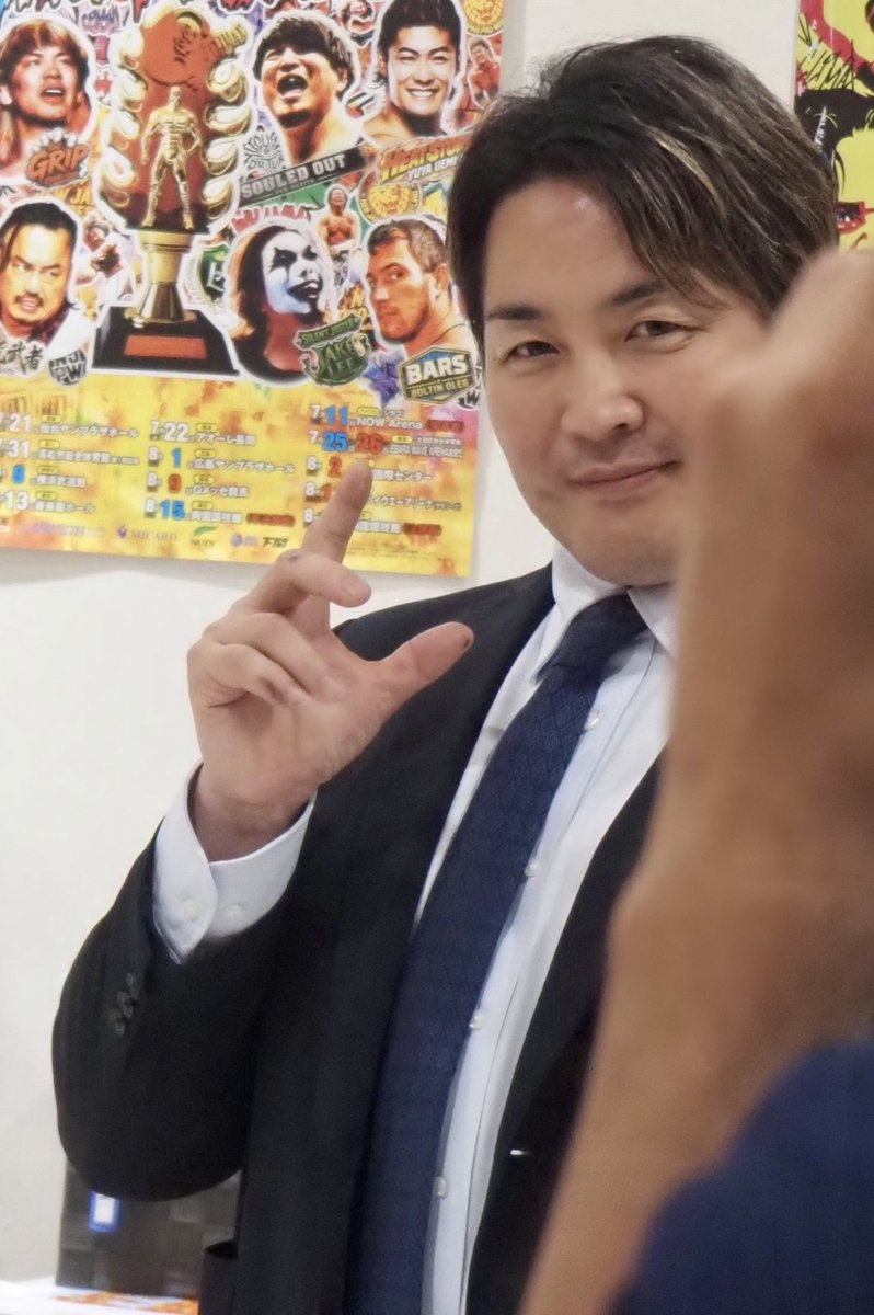 leo_ole8's tweet photo. 100人神ファンサなサイン会を終えた後、急遽1日店長も務めてくれた棚橋社長。
サインしたり、商品を袋詰めしたり、写真に応じたり…。

サナエも、ヒロシも、みんなのために、自分のために、働いて働いて働いて働いて働いて、参ります！！！💪

#G1CLIMAX36 #njpw #棚橋弘至 https://t.co/t6yOer70qf