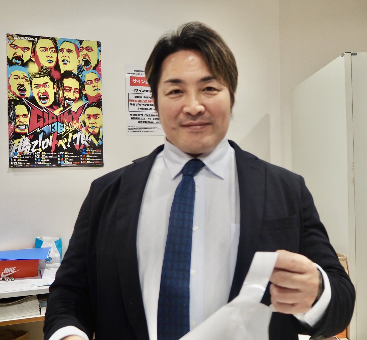 leo_ole8's tweet photo. 100人神ファンサなサイン会を終えた後、急遽1日店長も務めてくれた棚橋社長。
サインしたり、商品を袋詰めしたり、写真に応じたり…。

サナエも、ヒロシも、みんなのために、自分のために、働いて働いて働いて働いて働いて、参ります！！！💪

#G1CLIMAX36 #njpw #棚橋弘至 https://t.co/t6yOer70qf