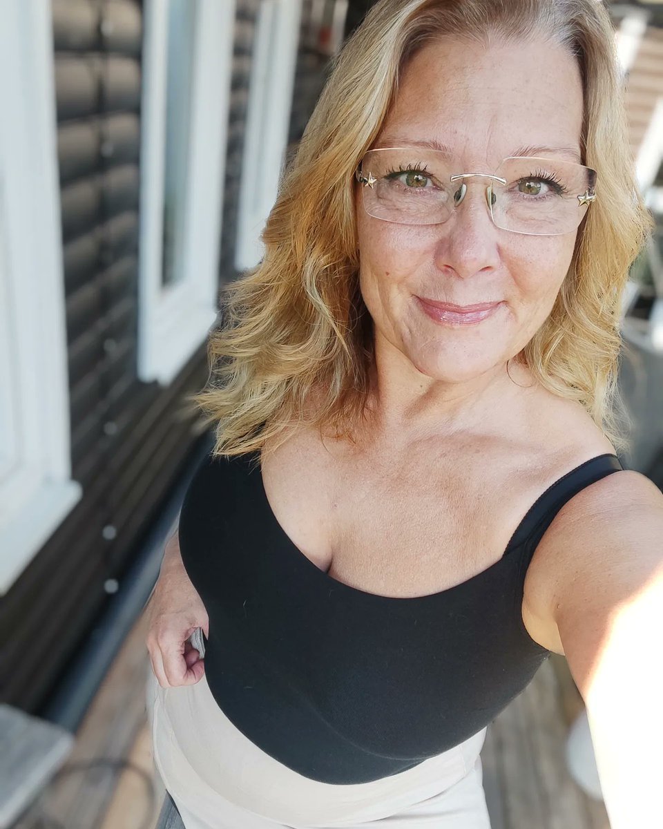 MalinPerssonX's tweet photo. If you were my neighbor, i flash you early in the morning. Would you come right away or would you let me wait? https://t.co/H5jermasrt