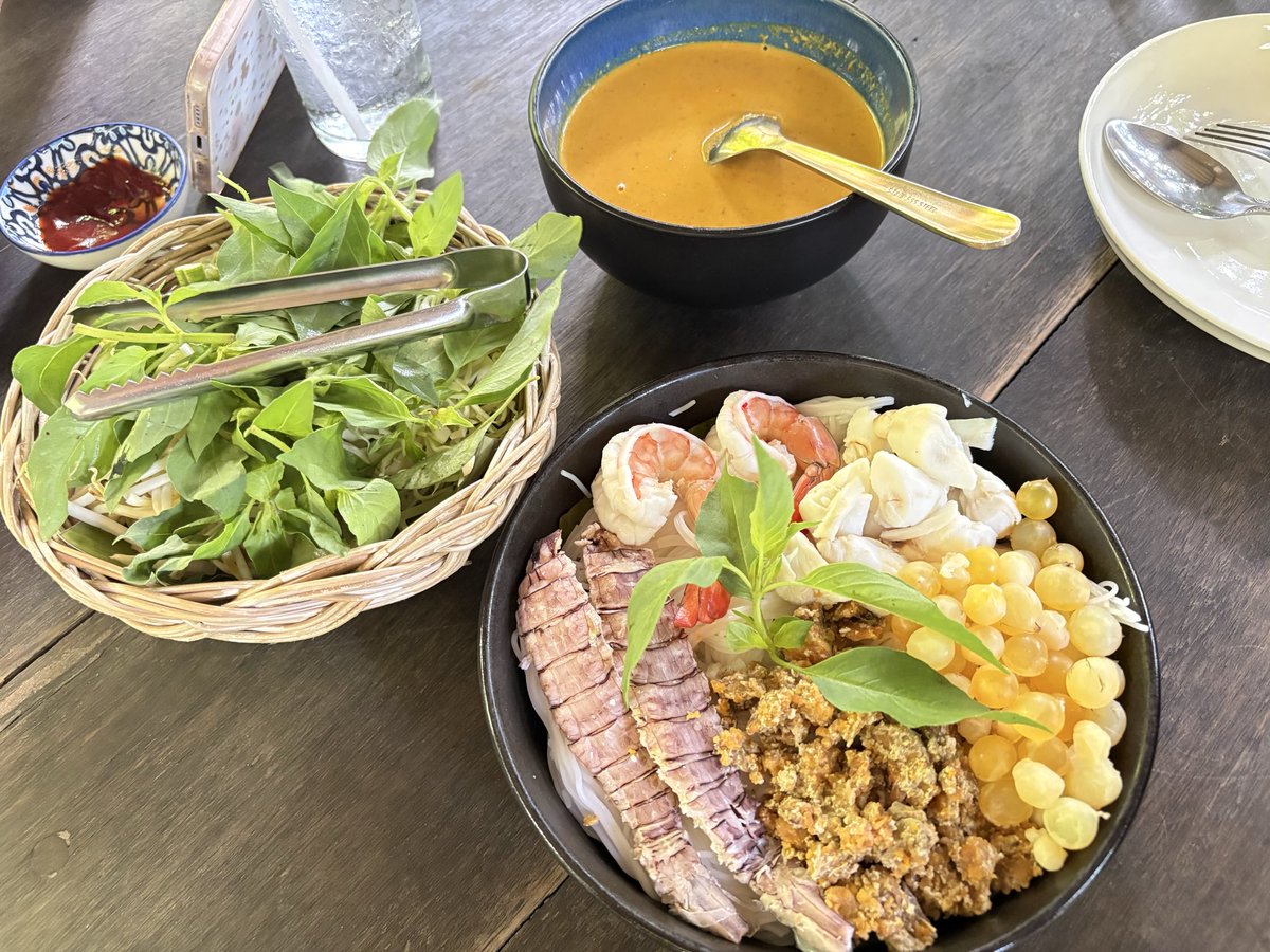 before93's tweet photo. ใครจะมาเที่ยวจันทบุรีขอแนะนำร้านนี้ค่ะ “น้ำยาปูครูนพ” อร่อย2/10 https://t.co/LqUcMMHGMI