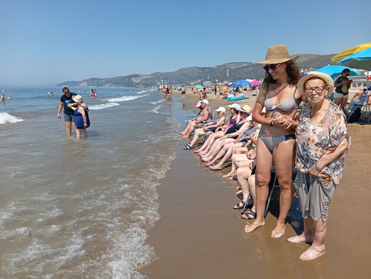 f_santaeulalia's tweet photo. ☀️ Remeis per a aquests dies tan calorosos

En plena onada de calor, busquem maneres de refrescar-nos, cuidar-nos i continuar gaudint de l’estiu amb seguretat.

Platja, ventalls pintats a mà i petits moments compartits que ens ajuden a crear, conviure i sentir-nos bé. 💙 https://t.co/WJtnDsBaDe
