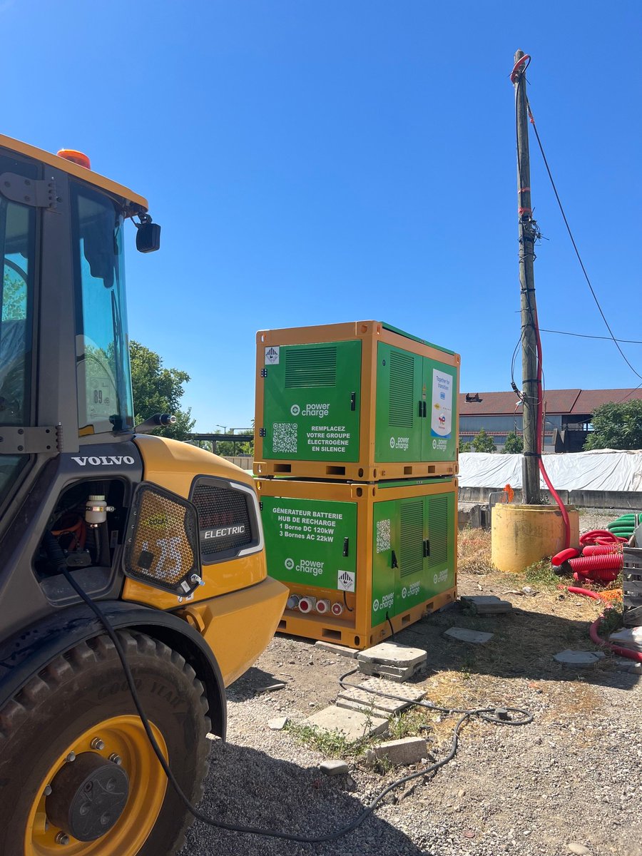 ChGeourjon's tweet photo. Je représentais @V_Sarselli, Présidente @grandlyon, lors de la présentation d'un chantier décarboné à #Confluence.
Ce projet partenarial est porté par @GroupeColas, en partenariat avec @VolvoTrucks, #PowerCharge et @TotalEnergies.
#électrification #décarbonation #BTP https://t.co/Otd2Sw2YjS