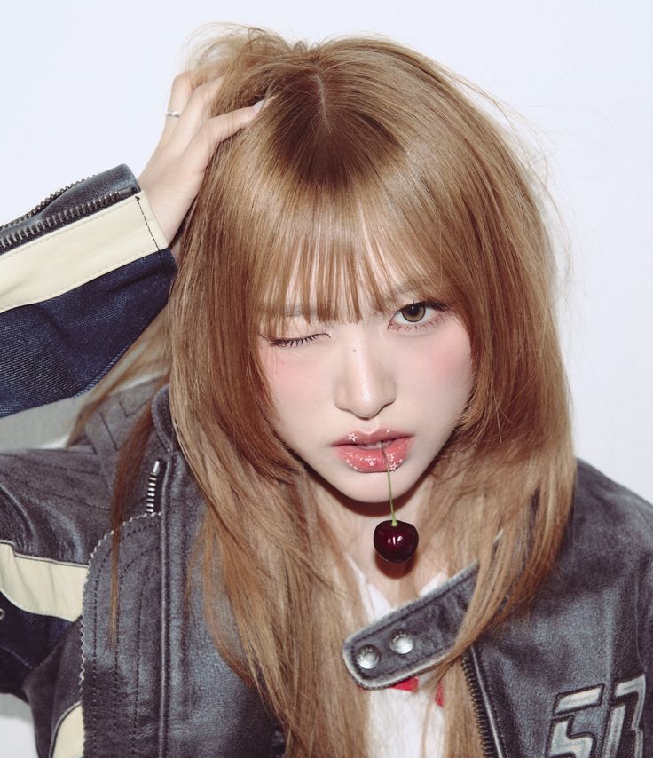 idlecharts's tweet photo. RESCENE's Minami revealed that she recently reunited with SOYEON, who was her mentor on My Teenage Girl.

According to Minami, SOYEON gave her a warm hug that left her deeply emotional. She said she cried a lot afterward, and SOYEON encouraged her not to give up on her dreams. https://t.co/o1UsKMRXxF