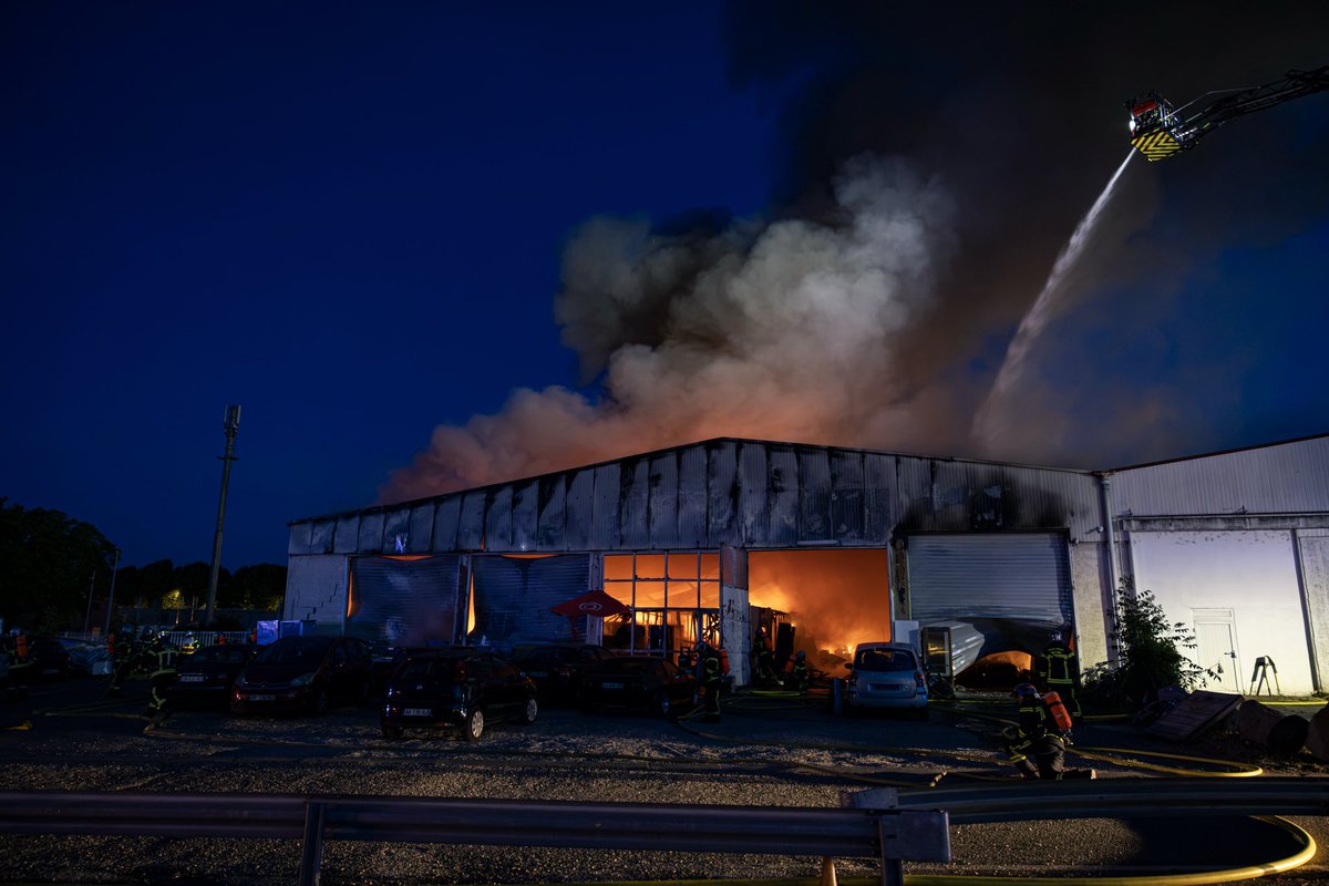 sdis68's tweet photo. 🚒 Mardi 7 juillet à 4 h, les sapeurs-pompiers sont intervenus pour un important incendie dans un bâtiment industriel à Colmar. 

👨🏻‍🚒 Grâce à l’engagement de près de 50 sapeurs-pompiers, le feu a été maîtrisé.

📸R.DELBARRE

#incendie #pompiers #sdis68 https://t.co/WvOETdkvnB
