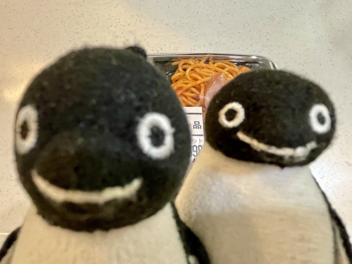 w900kimaroki's tweet photo. 🐧大帰宅です🚗💦

晩ごはんは、スーパーで買ってきた
お弁当🍱✨

…謎の組み合わせ弁当です🐔🍝🍱🤣

…🐧かいぬし、ちょっと話そうか💢 https://t.co/b3EUll6c7l