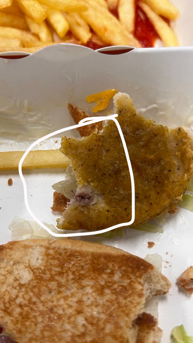 Gll670's tweet photo. @McDonaldsKSA خميس واولها هالشي ياربي ايش بنهار وش اكلت 😭😭😭😭تكفون ردو https://t.co/guO1m7ZuhX