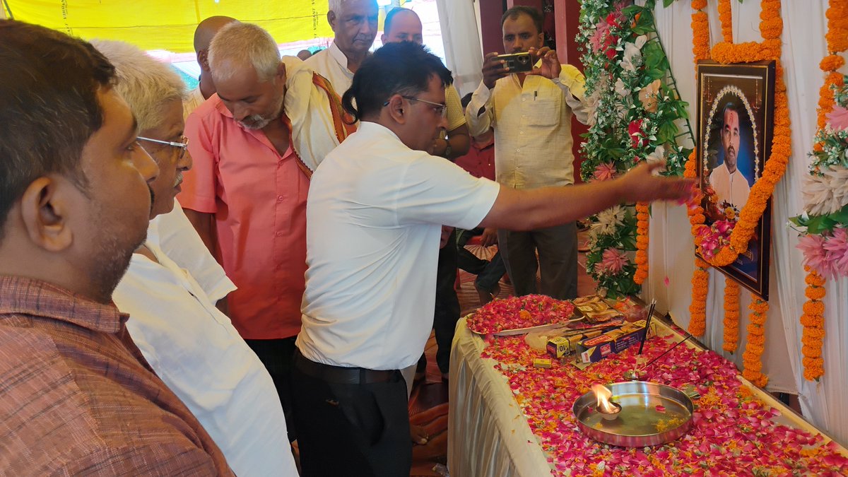 SureshTbjp's tweet photo. भाजपा घाटी मंडल के मंडल महामंत्री रहे स्मृति शेष इंदुभूषण कुशवाहा जी के ब्रह्म भोज कार्यक्रम में उनके पैतृक गांव गोपालपुर पहुंचकर उनके छायाचित्र पर श्रद्धा सुमन अर्पित किया। https://t.co/w8xlGF2ASJ