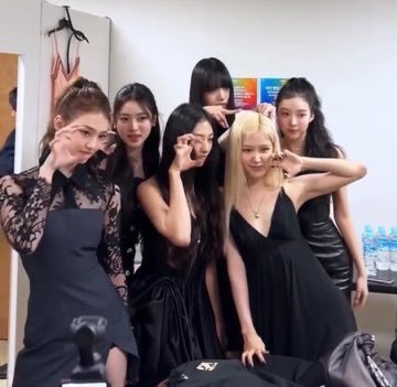 Blinknows80's tweet photo. blackpink members are always supportive towards meovv 🩷🩷 https://t.co/x0TvqqJnDp