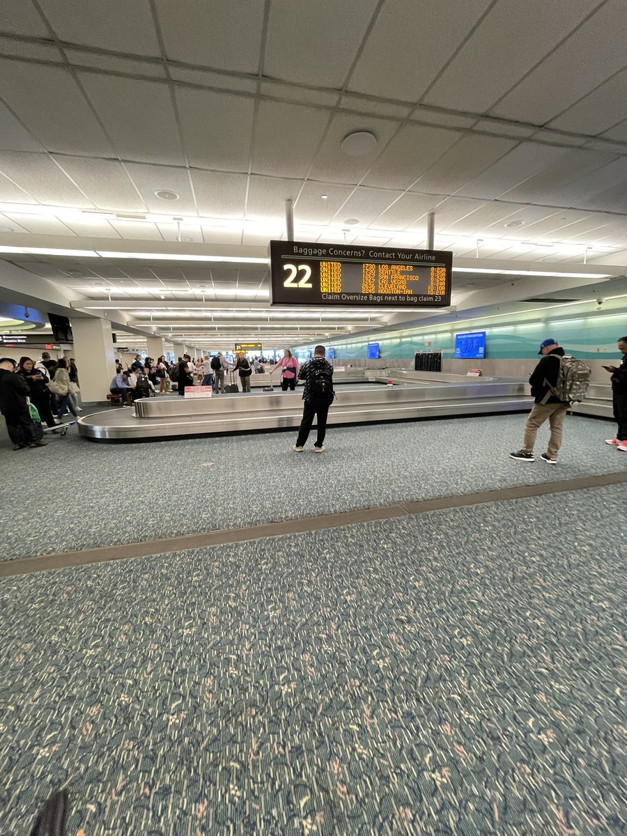 SAMSEASSTORY's tweet photo. D-1
-
arrived at orlando, 33 jam 👊🏻😭
#start #new #journey https://t.co/8HAlSTsxqZ