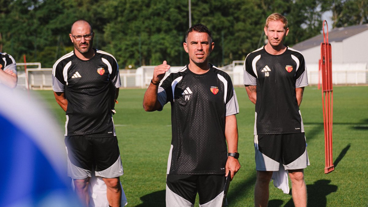 LEMANSFC's tweet photo. Entraînement dans la 𝐛𝐨𝐧𝐧𝐞 𝐡𝐮𝐦𝐞𝐮𝐫 sous la 𝐜𝐡𝐚𝐥𝐞𝐮𝐫 ☀️🏃

#AllezLeMansFC 🔴🟡 https://t.co/xoPkvUojV5